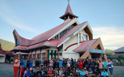 Guru dan Siswa SMKS YPK TIK SERUI Laksanakan Kerja Bakti di GKI Kapernaum Serui