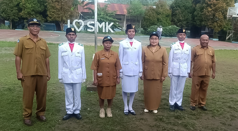 SMKS YPK TIK Serui Beri Penghargaan kepada 3 Siswa Paskibraka Pengibar Bendera 17 Agustus 2025