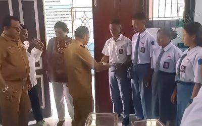 Penyerahan Perdana Program Makanan Bergizi Gratis oleh Wakil Bupati kepada Siswa SMKS YPK Serui