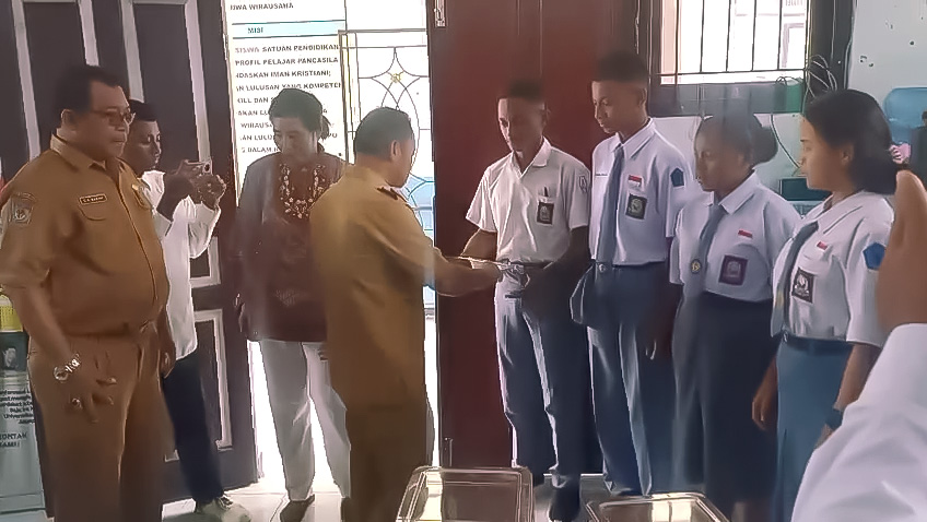 Penyerahan Perdana Program Makanan Bergizi Gratis oleh Wakil Bupati kepada Siswa SMKS YPK Serui